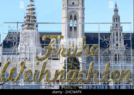Wien, Österreich. Frohe Weihnachtsbotschaft auf dem Christkindlmarkt vor dem Rathaus in Wien Stockfoto