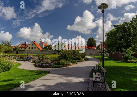 Ein Weg durch den Almedalen Park, in der malerischen mittelalterlichen Stadt Visby, auf der Insel Gotland in Schweden Stockfoto