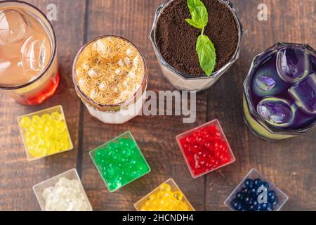 Limonade mit Bubble Tea auf dunklem Hintergrund Stockfoto