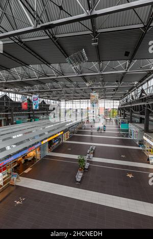 Dresden, Deutschland - 1. August 2021: Flughafen Dresden (DRS) Hochformat für Terminalgebäude in Deutschland. Stockfoto