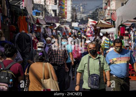 San Salvador, El Salvador. 30th Dez 2021. Die Leute sahen Einkaufen und gingen in der Gasse des lokalen Marktes für Silvester in der Innenstadt. Kredit: SOPA Images Limited/Alamy Live Nachrichten Stockfoto