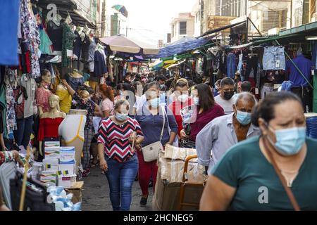 San Salvador, El Salvador. 30th Dez 2021. Die Leute sahen Einkaufen und gingen in der Gasse des lokalen Marktes für Silvester in der Innenstadt. Kredit: SOPA Images Limited/Alamy Live Nachrichten Stockfoto