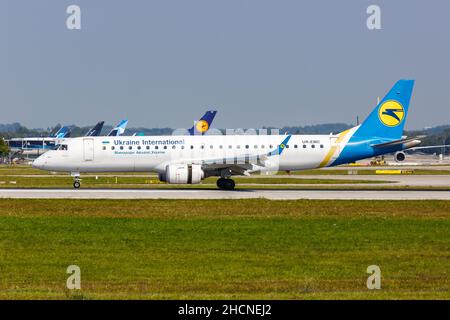 München, Deutschland - 9. September 2021: Ukraine International Embraer 190 Flugzeug am Flughafen München (MUC) in Deutschland. Stockfoto