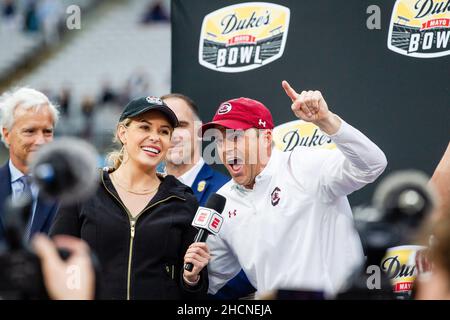 Charlotte, NC, USA. 30th Dez 2021. South Carolina Gamecocks Cheftrainer Shane Beamer dankt sich bei den Fans, nachdem er den Duke's Mayo Bowl 2021 im Bank of America Stadium in Charlotte, NC, gewonnen hat. (Scott Kinser/Cal Sport Media). Kredit: csm/Alamy Live Nachrichten Stockfoto