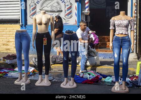 San Salvador, El Salvador. 30th Dez 2021. Ausstellung von Dummies in Kleidung auf dem Straßenmarkt, während Leute für einen Silvester in der Innenstadt einkaufen. (Foto von Camilo Freedman/SOPA Images/Sipa USA) Quelle: SIPA USA/Alamy Live News Stockfoto