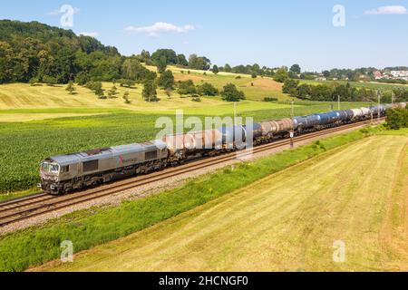 Uhingen, Deutschland - 21. Juli 2021: Güterzug von RheinCargo in Uhingen, Deutschland. Stockfoto