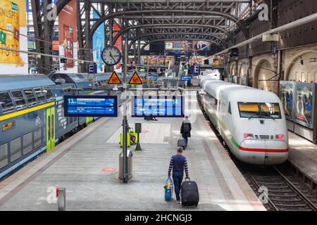 Hamburg, Deutschland - 21. April 2021: Hauptbahnhof Hbf Deutsche Bahn DB mit Zügen in Hamburg, Deutschland. Stockfoto