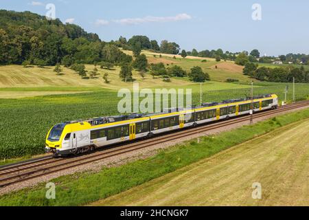 Uhingen, Deutschland - 21. Juli 2021: Regionalzug von bwegt, betrieben von GoAhead in Uhingen, Deutschland. Stockfoto