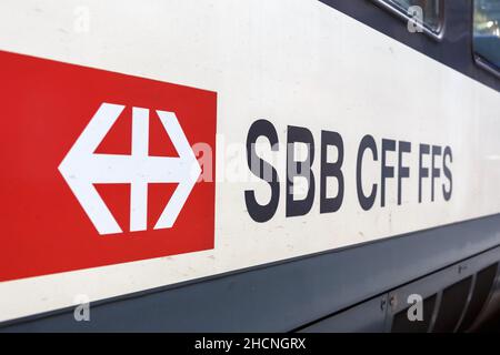 Basel, Schweiz - 20. September 2021: SBB Schweizerische Bundesbahnen Schweizer Eisenbahn-Logo auf einem Zug am Bahnhof Basel in der Schweiz. Stockfoto