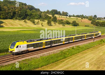 Uhingen, Deutschland - 21. Juli 2021: Regionalzug von bwegt, betrieben von GoAhead in Uhingen, Deutschland. Stockfoto