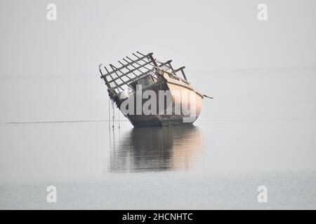 Altes zerstörtes Schiff im Meer Stockfoto