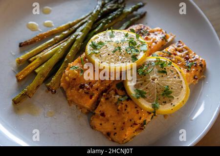 Eine Nahaufnahme des frisch gerösteten Lachses mit Spargel auf dem Teller Stockfoto