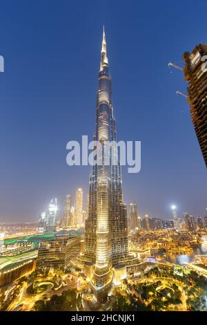 Dubai Burj Khalifa Kalifa Wolkenkratzer Gebäude Skyline Architektur im Dämmerungs-Hochformat in der Stadt der Vereinigten Arabischen Emirate Stockfoto