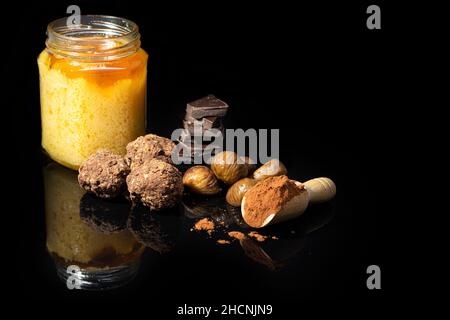 Kastanien-, Schokolade- und Honigtrüffel, Zutaten, Stillleben Stockfoto