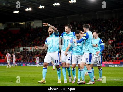 Colin Kazim-Richards von Derby County feiert, nachdem er beim Sky Bet Championship-Spiel im bet365 Stadium in Stoke-on-Trent das zweite Tor seiner Seite erzielt hat. Bilddatum: Donnerstag, 30. Dezember 2021. Stockfoto