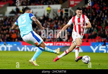 Colin Kazim-Richards von Derby County erzielt das Siegertor während des Sky Bet Championship-Spiels im bet365 Stadium, Stoke-on-Trent. Bilddatum: Donnerstag, 30. Dezember 2021. Stockfoto