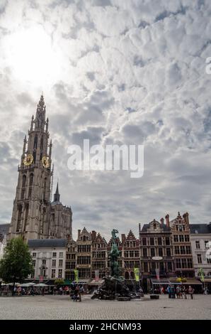 ANTWERPEN, BELGIEN - 22. AUGUST 2013: Stadtszene in Antwerpen, Flandern, Belgien Stockfoto