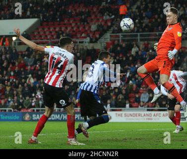 SUNDERLAND, GBR. DEZ 30th Bailey Peackock-Farrell von Sheffield Wednesday rettet vor Ross Stewart von Sunderland während des Sky Bet League 1-Spiels zwischen Sunderland und Sheffield Wednesday im Stadium of Light, Sunderland am Donnerstag, den 30th. Dezember 2021. (Kredit: Will Matthews | MI News) Kredit: MI News & Sport /Alamy Live News Stockfoto