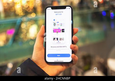Kharkov, Ukraine - 25. Dezember 2021: Person nutzt die NFT Go-App auf dem Apple iPhone 12. Titelbild Nahaufnahme, Krypto und NFT-Konzept Stockfoto
