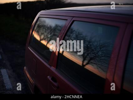 Sonnenuntergang direkt an der A15 nördlich von Hibaldstow, Lincolnshire, Großbritannien Stockfoto