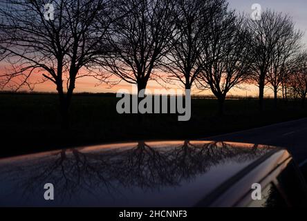 Sonnenuntergang direkt an der A15 nördlich von Hibaldstow, Lincolnshire, Großbritannien Stockfoto