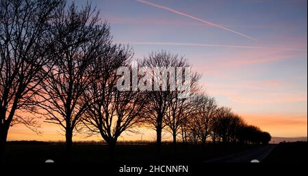 Sonnenuntergang direkt an der A15 nördlich von Hibaldstow, Lincolnshire, Großbritannien Stockfoto