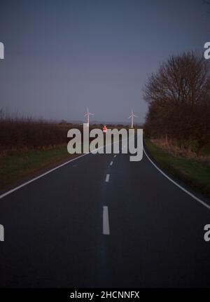 Sonnenuntergang direkt an der A15 nördlich von Hibaldstow, Lincolnshire, Großbritannien Stockfoto