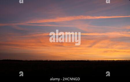 Sonnenuntergang direkt an der A15 nördlich von Hibaldstow, Lincolnshire, Großbritannien Stockfoto