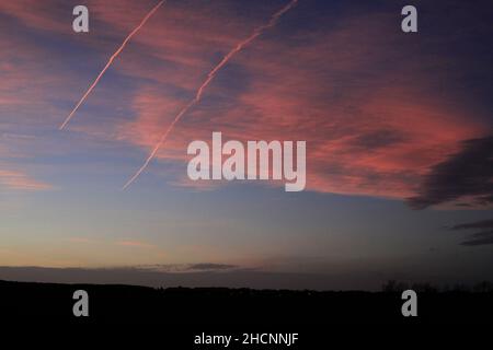 Sonnenuntergang direkt an der A15 nördlich von Hibaldstow, Lincolnshire, Großbritannien Stockfoto