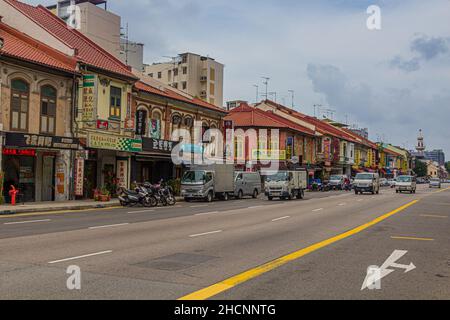 SINGAPUR, SINGAPUR - 10. MÄRZ 2018: Blick auf die Geylang Road in Singapur. Stockfoto