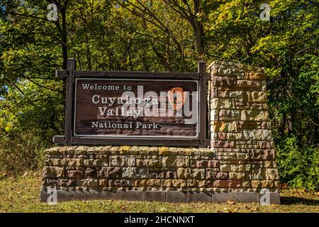 Das Eingangsschild zum Cuyahoga Valley National Park während der Herbstfärbung der Blätter in Ohio. Stockfoto