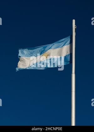 Flagge der Argentinischen Republik flattert im Wind auf ihrem Mast. Symbol des Patriotismus und Zugehörigkeit zum argentinischen Land Stockfoto