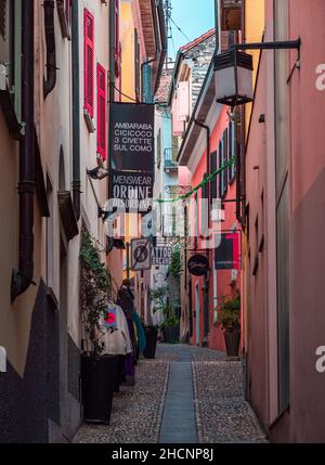 Locarno, Schweiz - 29. Dezember 2021: Alte Straße von Locarno, einem italienischsprachigen Urlaubsziel im Süden der Schweiz. Stockfoto