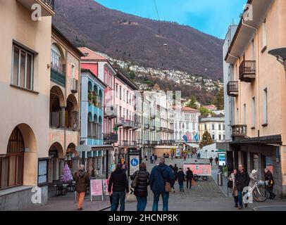 Locarno, Schweiz - 29. Dezember 2021: Altstadt von Locarno, einem italienischsprachigen Urlaubsziel in der Südschweiz. Stockfoto