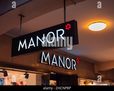 Locarno, Schweiz - 29. Dezember 2021: Manor AG ist die größte Schweizer Kaufhauskette mit Sitz in Basel. Stockfoto