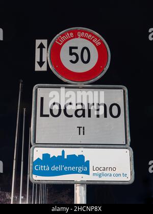 Locarno, Schweiz - 29. Dezember 2021: Ein Wegweiser der Stadt Locarno, einem italienischsprachigen Urlaubsziel in der Südschweiz. Stockfoto