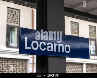 Locarno, Schweiz - 29. Dezember 2021: Ein Bahnhofschild der Stadt Locarno, einem italienischsprachigen Urlaubsziel im Süden der Schweiz Stockfoto