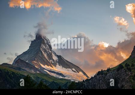 Landschaftlich reizvoller Blick auf den Matterhorn-Gipfel von Zermatt aus an einem Sommerabend bei Dämmerung und Sonnenuntergang, Zermatt, Schweiz Stockfoto