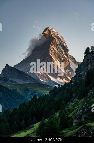 Panoramafenblick auf den Matterhorn-Gipfel von Zermatt aus an einem Sommerabend in der Abenddämmerung und bei Sonnenuntergang, Zermatt, Schweiz Stockfoto