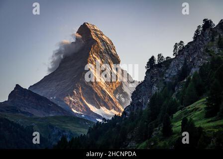 Landschaftlich reizvoller Blick auf den Matterhorn-Gipfel von Zermatt aus an einem Sommerabend bei Dämmerung und Sonnenuntergang, Zermatt, Schweiz Stockfoto