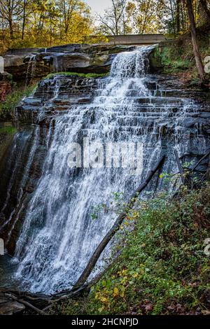 Die Brandywine Falls während des Herbstblattes wechseln sich die Farben im Cuyahoga Valley National Park zwischen Cleveland und Akron, Ohio, ab. Stockfoto