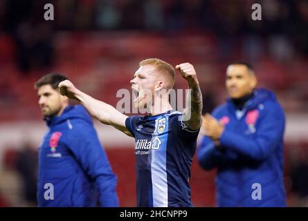 Lewis O'Brien von Huddersfield Town feiert am Ende des Sky Bet Championship-Spiels auf dem City Ground, Nottingham. Bilddatum: Donnerstag, 30. Dezember 2021. Stockfoto