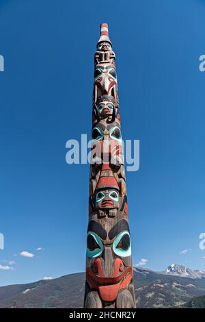 Two Brothers Totem Pole im Jasper National Park in Jasper, Alberta, Kanada. Der indigene Totempfähle Haida wurde von Jaalen & Gwaai Edenshaw erschaffen. Stockfoto