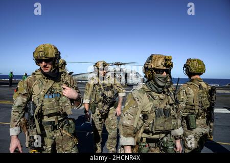 211210-N-DH793-1006 ATLANTISCHER OZEAN (DEZ 10, 2021) Seeleute, die der Explosive Ordnance Disposal Mobile Unit (EODMU) 2 zugewiesen wurden, durchfahren das Flugdeck des Flugzeugträgers USS Harry S. Truman der Nimitz-Klasse (CVN 75). Die Harry S. Truman Carrier Strike Group befindet sich im geplanten Einsatzgebiet der Sechsten Flotte der USA zur Unterstützung der nationalen Interessen der USA, der Sicherheit und Stabilität in Europa und Afrika. (USA Navy Foto von Mass Communication 3rd Class Bela Chambers) Stockfoto