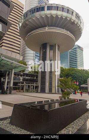 SINGAPUR, SINGAPUR - 11. MÄRZ 2018: OUE Tower in Marina Bay, Singapur Stockfoto