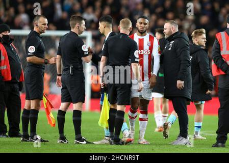 Stoke on Trent, Großbritannien. 30th Dez 2021. Derby County Manager Wayne Rooney (r) schüttelt sich am Ende des Spiels die Hände mit den Spielbeamten. EFL Skybet Championship Match, Stoke City gegen Derby County im bet365 Stadium in Stoke on Trent am Donnerstag, 30th. Dezember 2021. Dieses Bild darf nur für redaktionelle Zwecke verwendet werden. Nur zur redaktionellen Verwendung, Lizenz für kommerzielle Nutzung erforderlich. Keine Verwendung bei Wetten, Spielen oder Veröffentlichungen in einem Club/einer Liga/einem Spieler.PIC von Chris Stading/Andrew Orchard Sports Photography/Alamy Live News Credit: Andrew Orchard Sports Photography/Alamy Live News Stockfoto