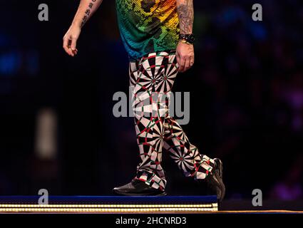 Farbenfrohe Hose von Peter Wright am dreizehnten Tag der William Hill World Darts Championship im Alexandra Palace, London. Bilddatum: Donnerstag, 30. Dezember 2021. Stockfoto