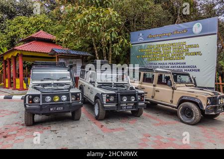 CAMERON HIGHLANDS, MALAYSIA - 28. MÄRZ 2018: Fahrzeuge auf dem Parkplatz des Mossy Forest in den Cameron Highlands, Malaysia Stockfoto