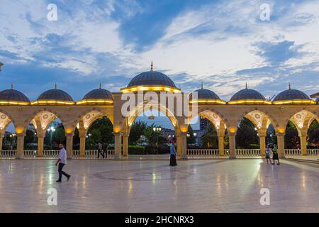 GROSNY, RUSSLAND - 25. JUNI 2018: Innenhof der Akhmad-Kadyrow-Moschee, offiziell bekannt als das Herz Tschetscheniens in Grosny, Russland. Stockfoto