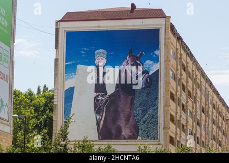 GROSNY, RUSSLAND - 26. JUNI 2018: Plakat von Ramsan Kadyrow auf einem Haus in Grosny, Russland. Stockfoto